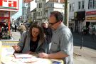 Unterschriften sammeln für das Volksbegehren zur Wahlrechtsreform