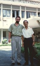 Vor dem vietnamesischen Bildungsministerium (Zweigstelle in Ho Chi Minh City, früher Saigon) mit dem fürsorglichen Begleiter, Herrn My